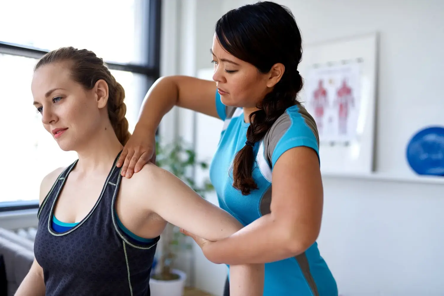 Chinesische Physiotherapeutin gibt einer Person eine Behandlung