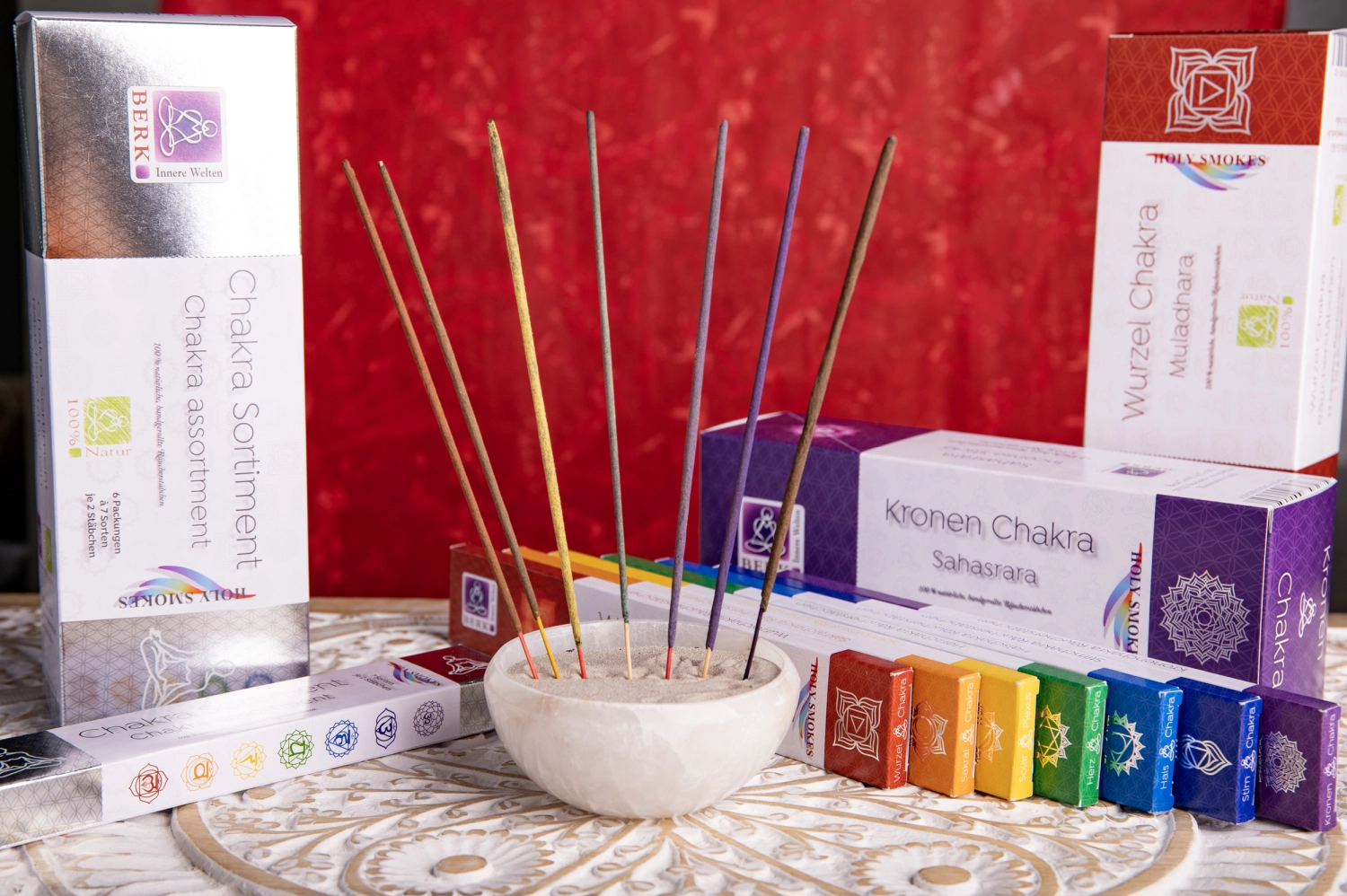 Schöner Mann im Spa-Resort erhält Hot-Stone-Massage. Hot-Stone-Massagetherapie mit glatten, flachen, erhitzten Steinen