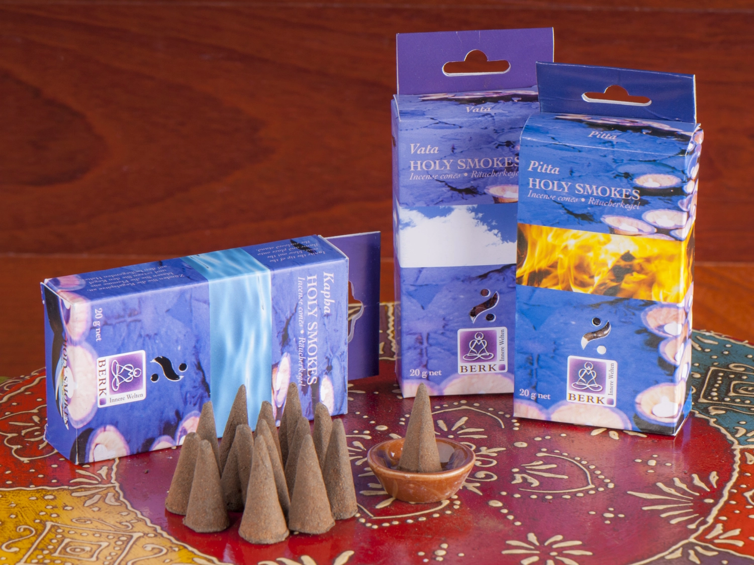 Schöner Mann im Spa-Resort erhält Hot-Stone-Massage. Hot-Stone-Massagetherapie mit glatten, flachen, erhitzten Steinen