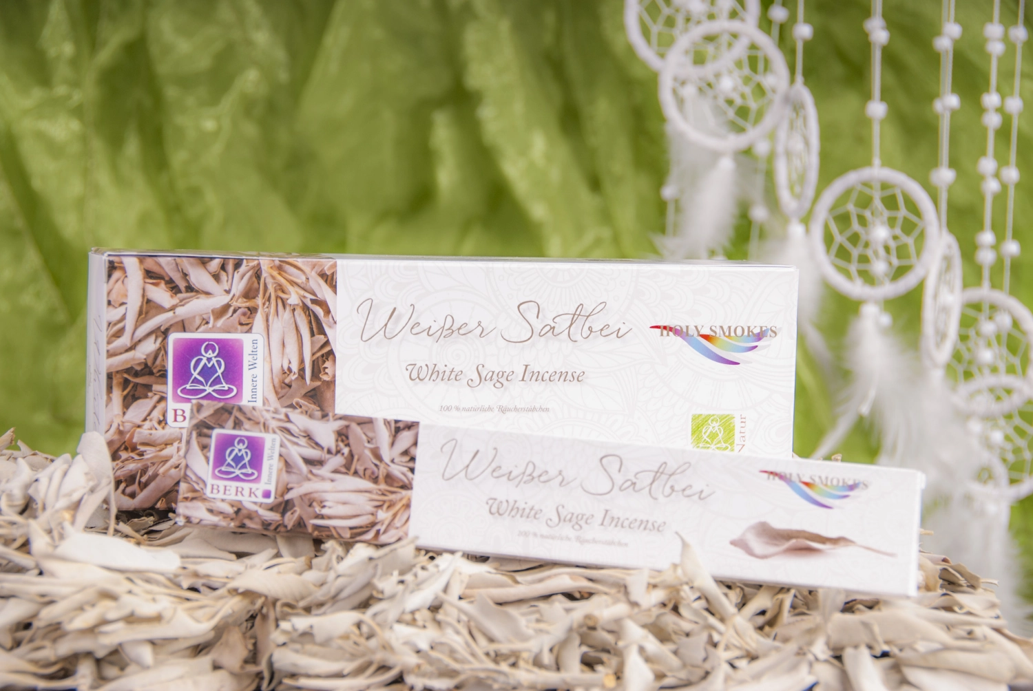 Schöner Mann im Spa-Resort erhält Hot-Stone-Massage. Hot-Stone-Massagetherapie mit glatten, flachen, erhitzten Steinen