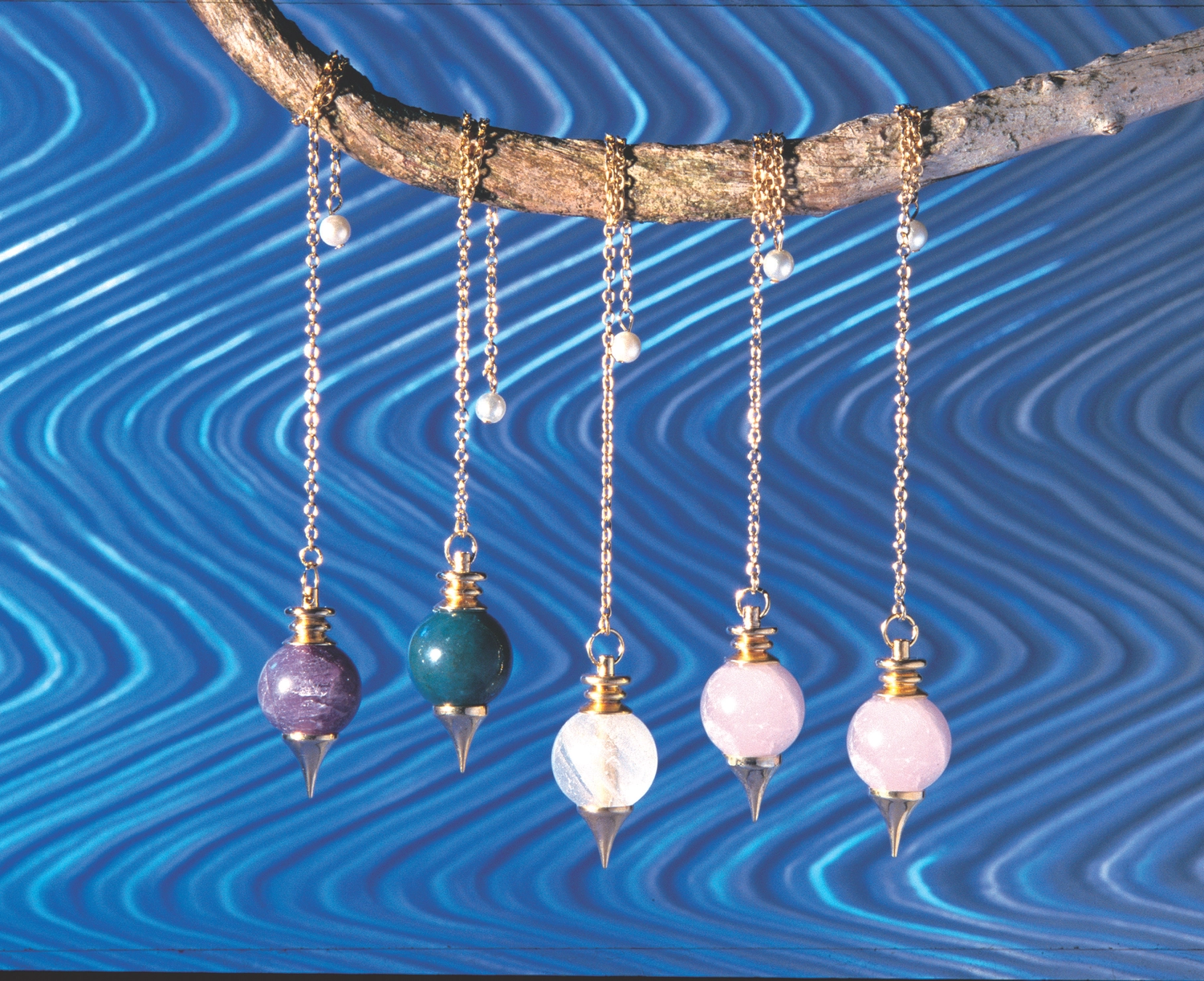 Schöner Mann im Spa-Resort erhält Hot-Stone-Massage. Hot-Stone-Massagetherapie mit glatten, flachen, erhitzten Steinen