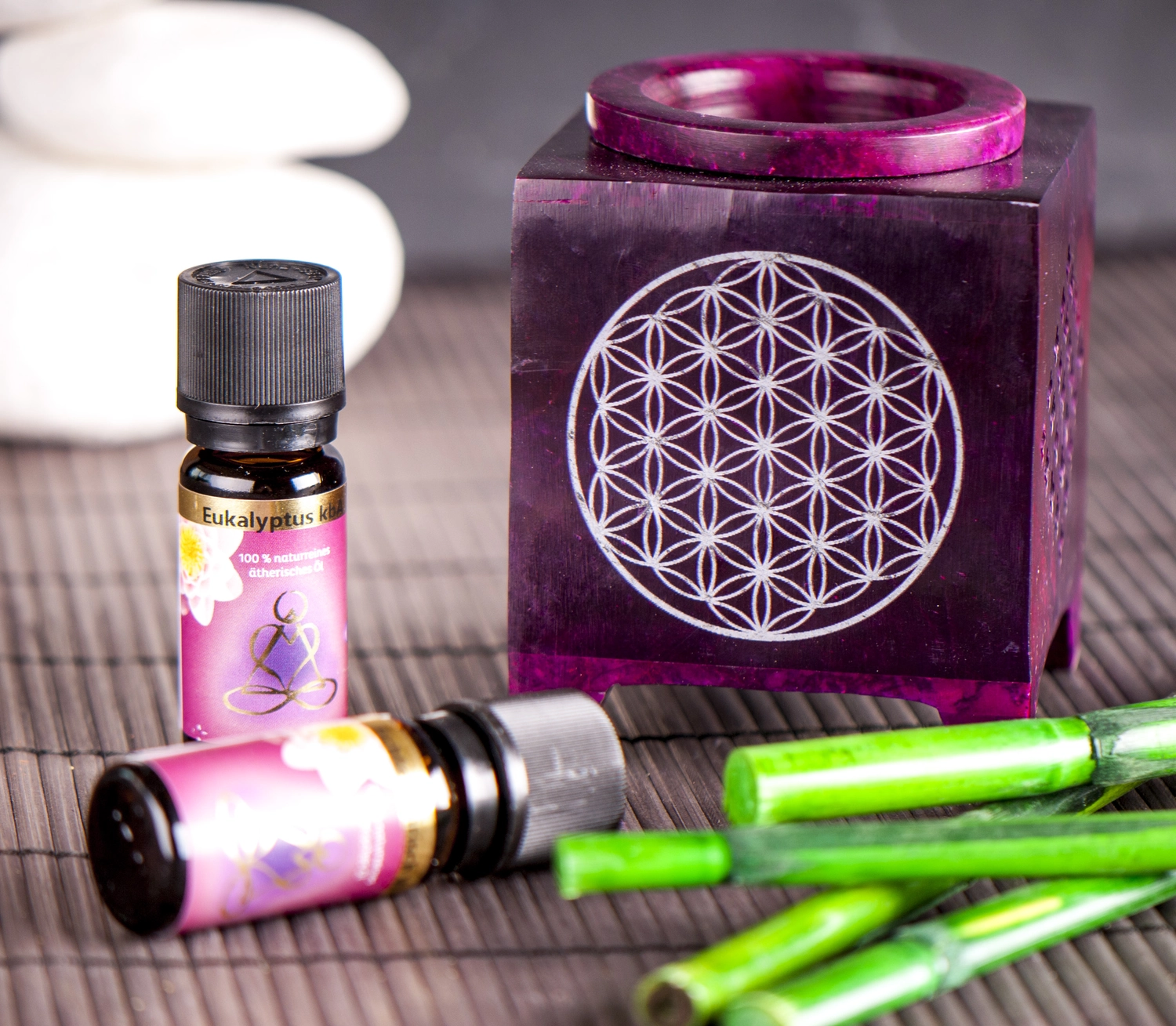 Schöner Mann im Spa-Resort erhält Hot-Stone-Massage. Hot-Stone-Massagetherapie mit glatten, flachen, erhitzten Steinen