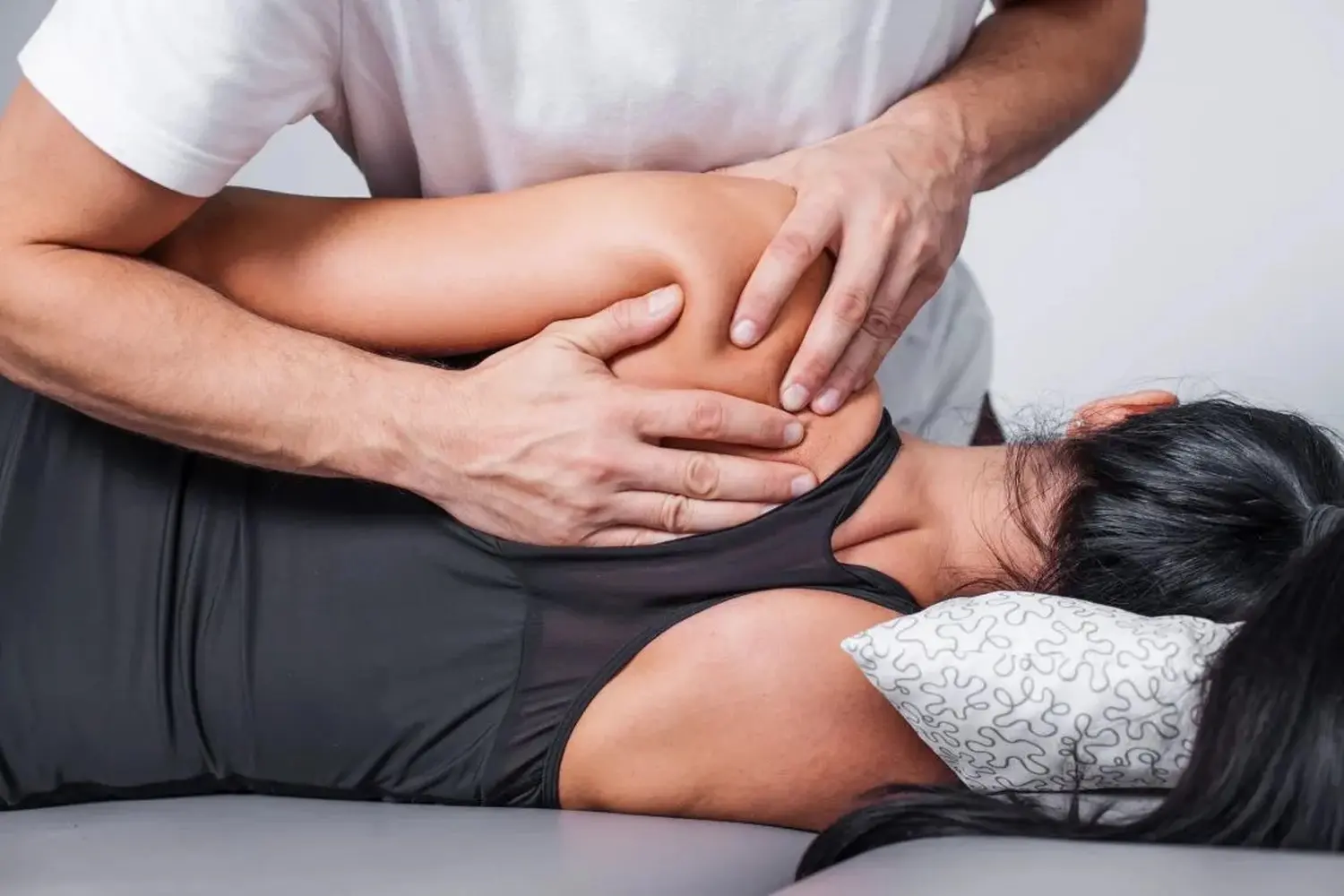 Körpermassage im Spa. Physiotherapie-Übungen gegen Rückenschmerzen.
