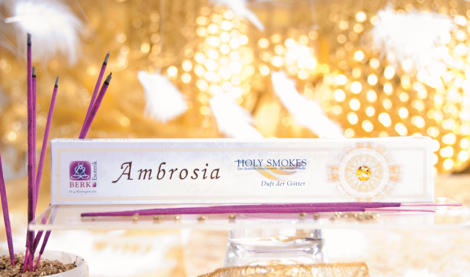 Schöner Mann im Spa-Resort erhält Hot-Stone-Massage. Hot-Stone-Massagetherapie mit glatten, flachen, erhitzten Steinen