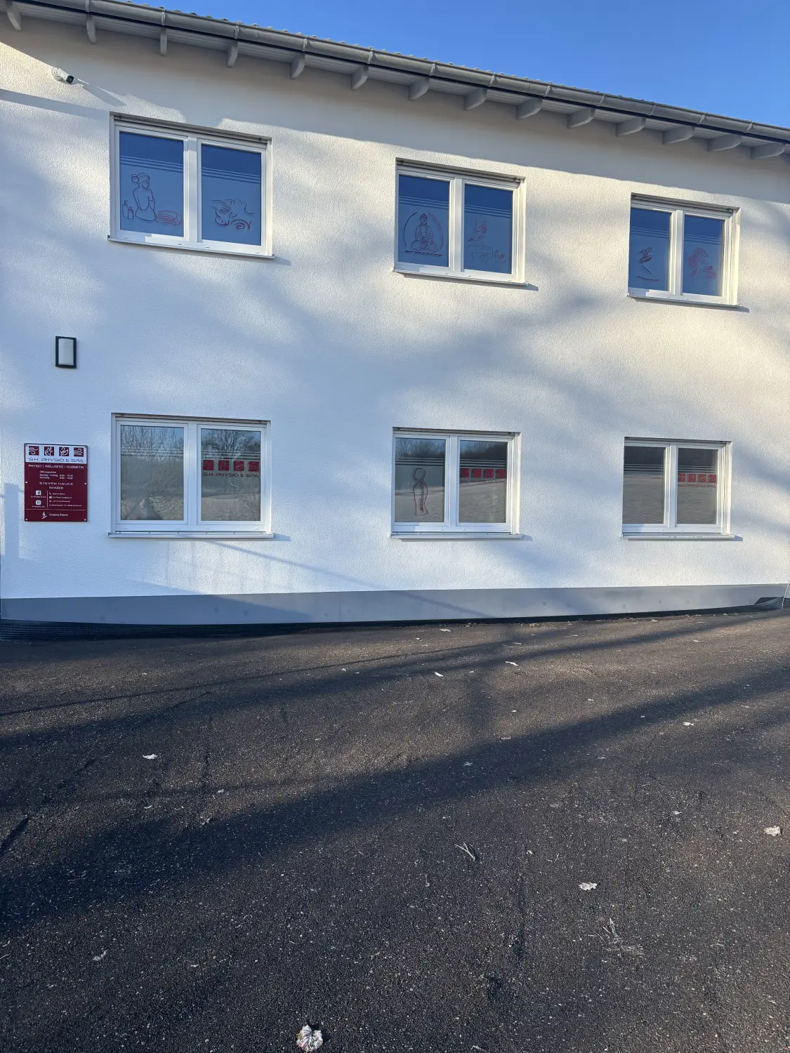 Eine Person meditiert in einer ruhigen Umgebung im Freien, umgeben von grünen Blättern und Sonnenlicht, mit sieben leuchtenden Chakren, die entlang des Rumpfes des Körpers ausgerichtet sind.