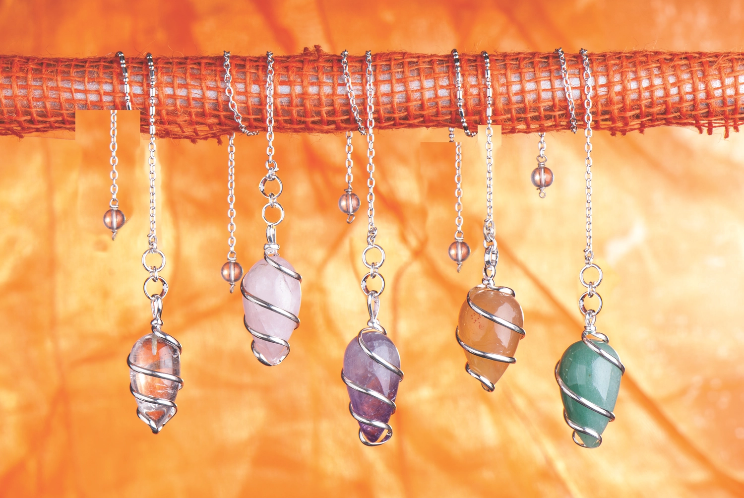 Schöner Mann im Spa-Resort erhält Hot-Stone-Massage. Hot-Stone-Massagetherapie mit glatten, flachen, erhitzten Steinen