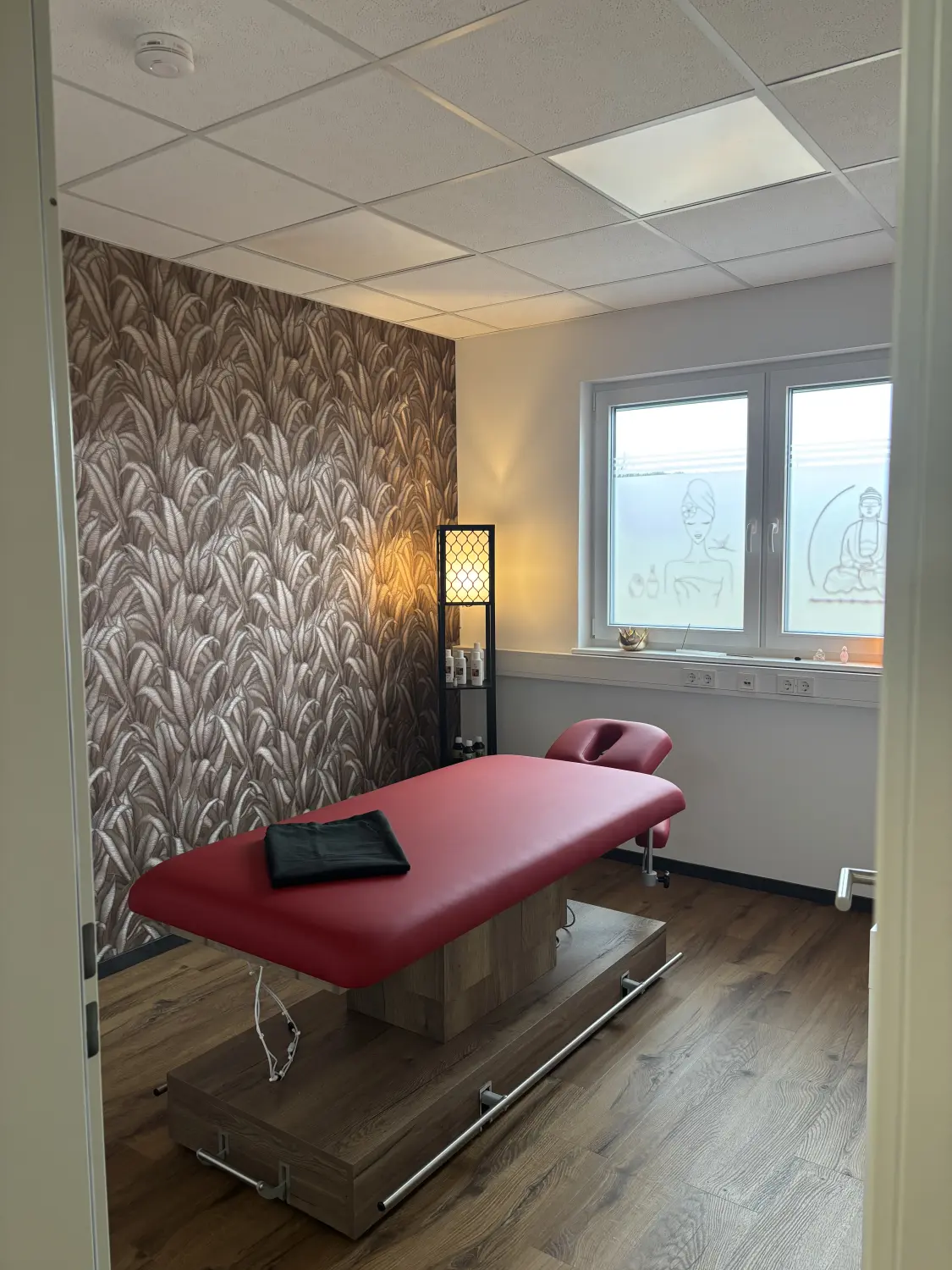 Heilkristalle auf braunem Hintergrund