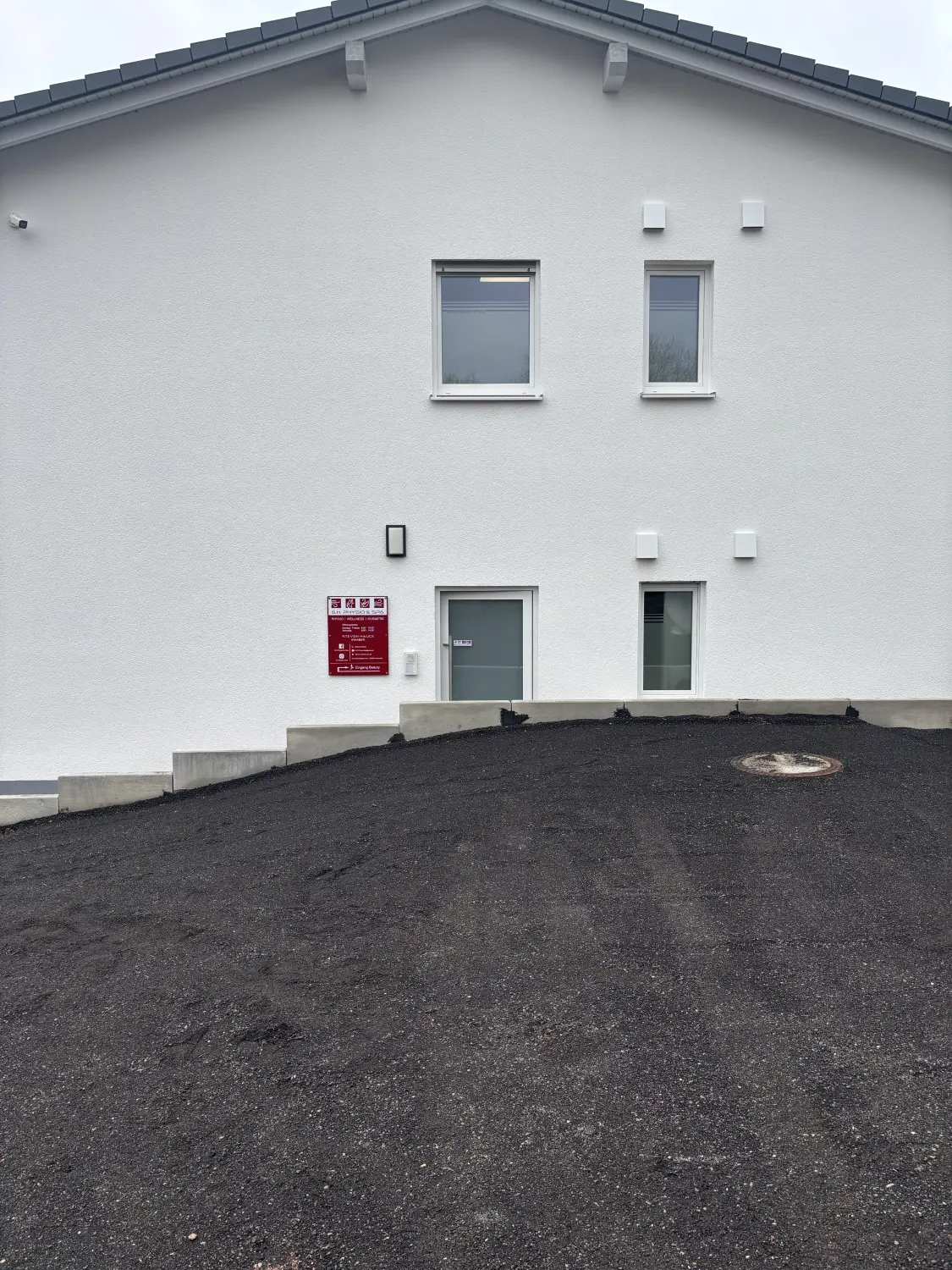 Eine Person meditiert in einer ruhigen Umgebung im Freien, umgeben von grünen Blättern und Sonnenlicht, mit sieben leuchtenden Chakren, die entlang des Rumpfes des Körpers ausgerichtet sind.