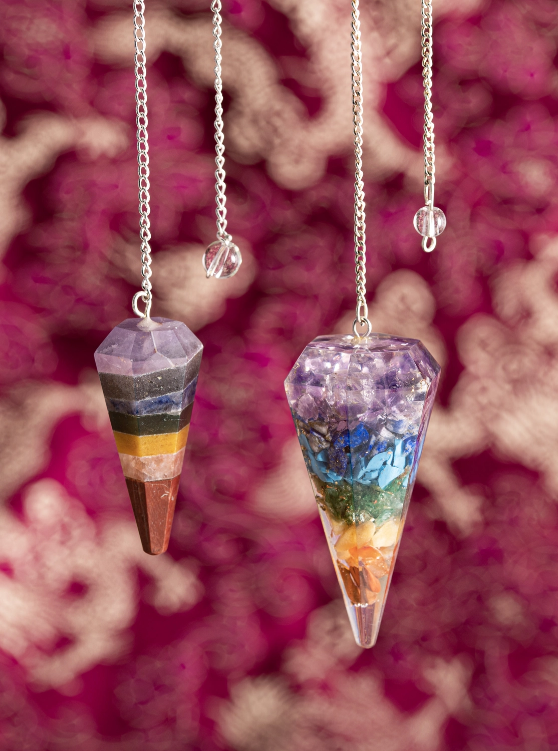 Schöner Mann im Spa-Resort erhält Hot-Stone-Massage. Hot-Stone-Massagetherapie mit glatten, flachen, erhitzten Steinen