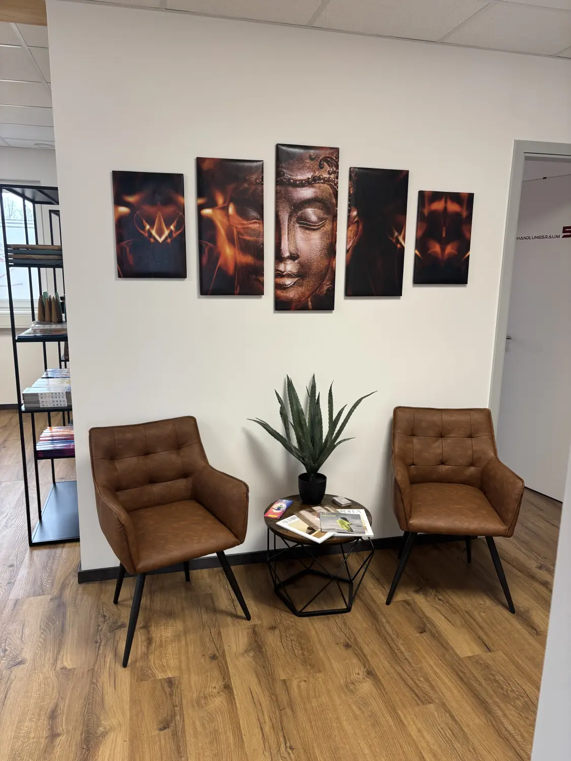 Eine Person meditiert in einer ruhigen Umgebung im Freien, umgeben von grünen Blättern und Sonnenlicht, mit sieben leuchtenden Chakren, die entlang des Rumpfes des Körpers ausgerichtet sind.