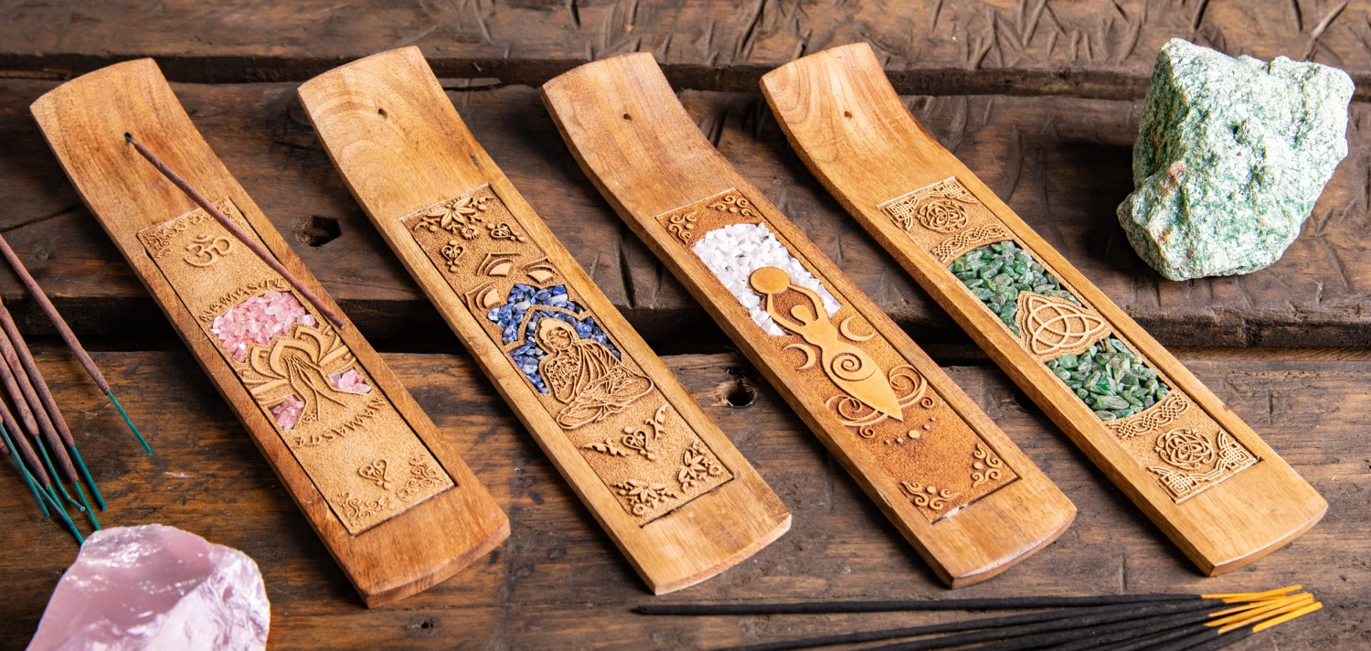 Schöner Mann im Spa-Resort erhält Hot-Stone-Massage. Hot-Stone-Massagetherapie mit glatten, flachen, erhitzten Steinen