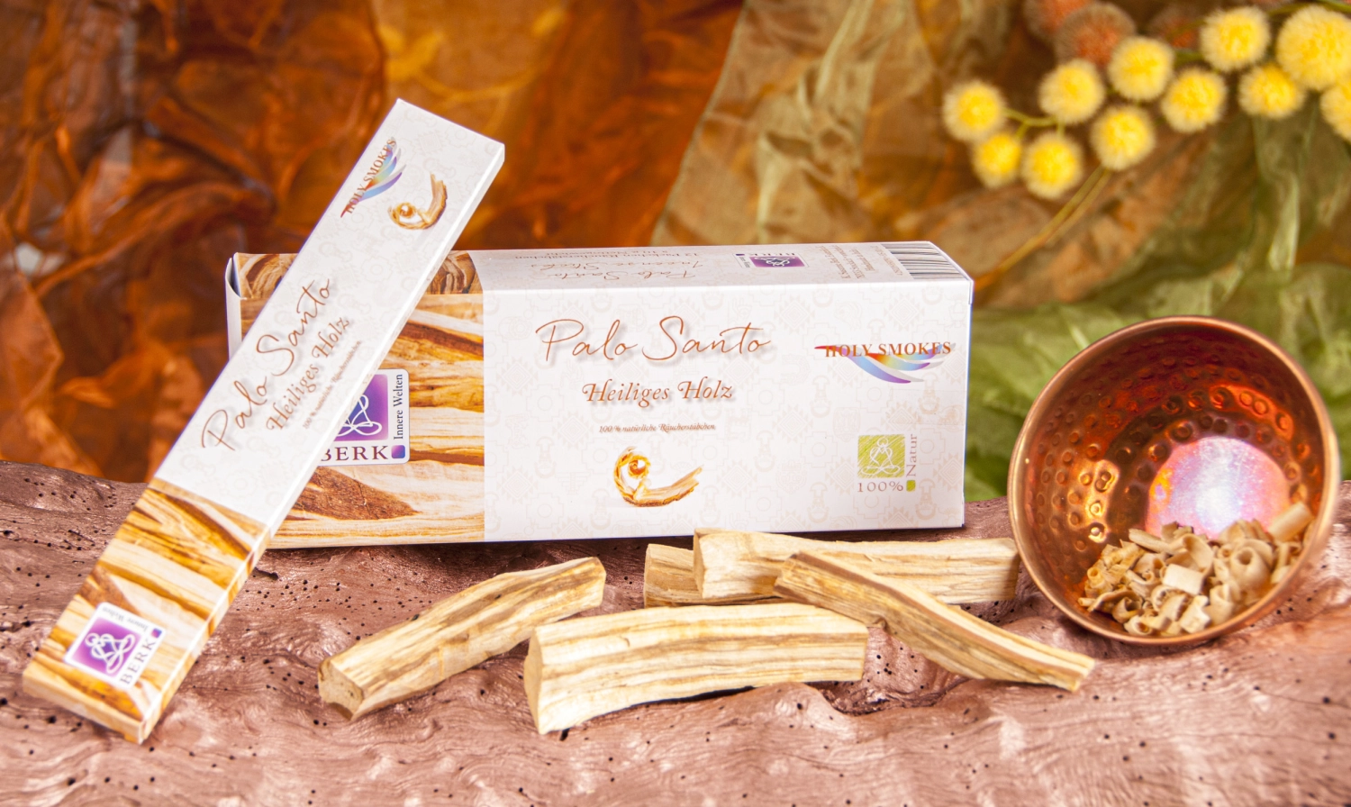 Schöner Mann im Spa-Resort erhält Hot-Stone-Massage. Hot-Stone-Massagetherapie mit glatten, flachen, erhitzten Steinen