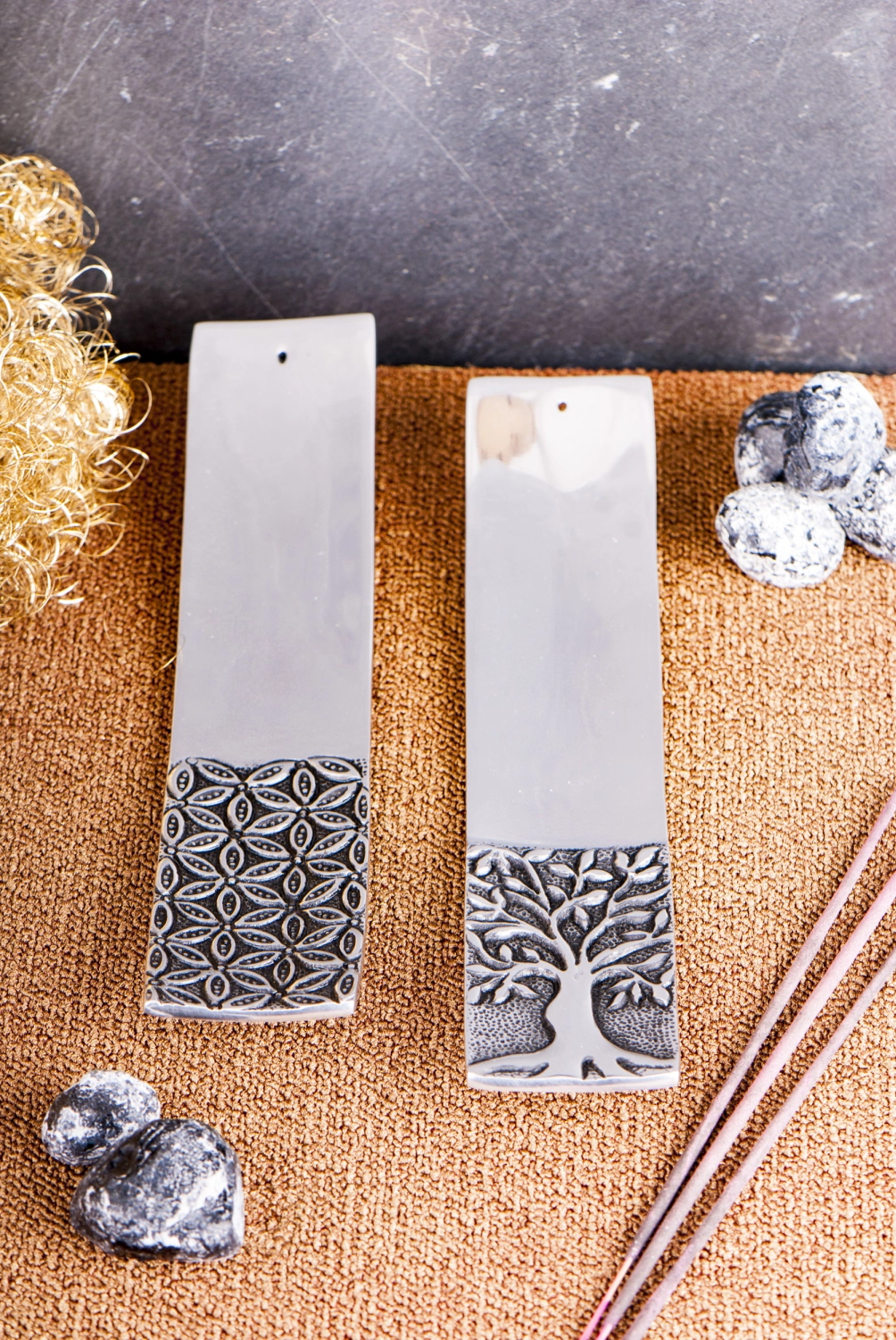 Schöner Mann im Spa-Resort erhält Hot-Stone-Massage. Hot-Stone-Massagetherapie mit glatten, flachen, erhitzten Steinen